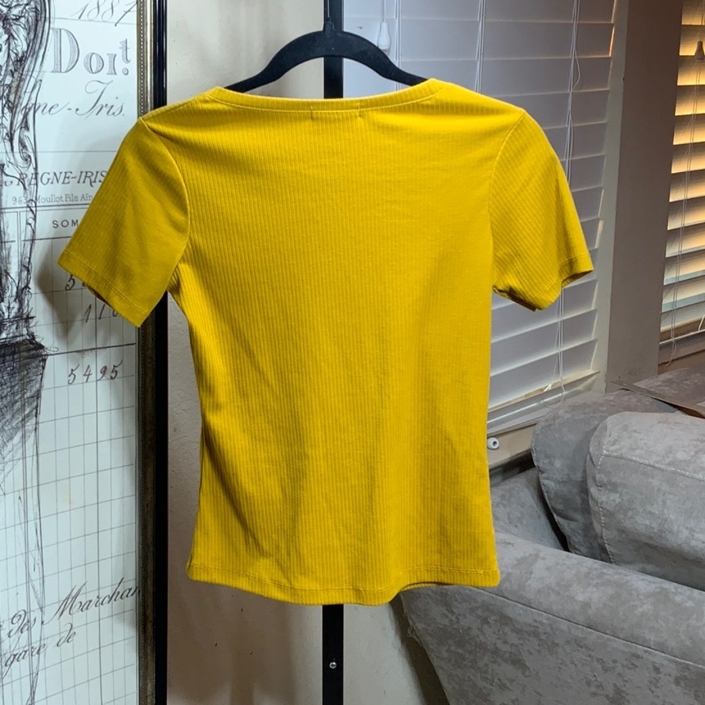 Q&N Women's Yellow Short Sleeve Blouse - Picture 3 of 9